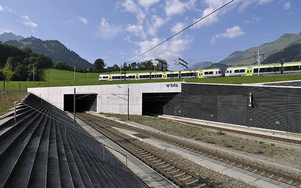 Über dem Nordportal des Lötschberg-Basistunnels fährt ein Zug durch.